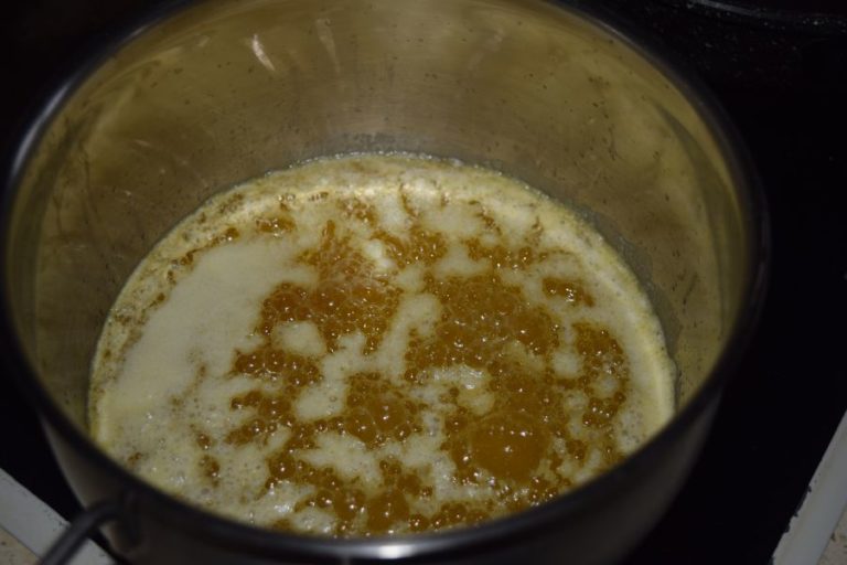 Топленое кипящее масло для приготовления пищи